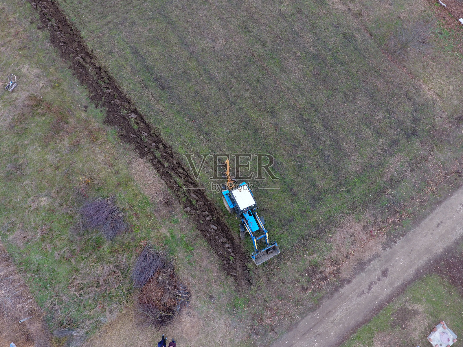 拖拉机在花园里犁地。在花园里犁地照片摄影图片