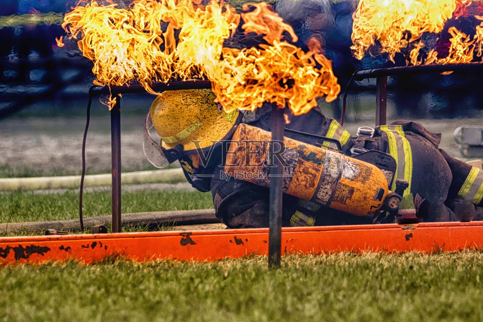 极端的消防员竞争。照片摄影图片