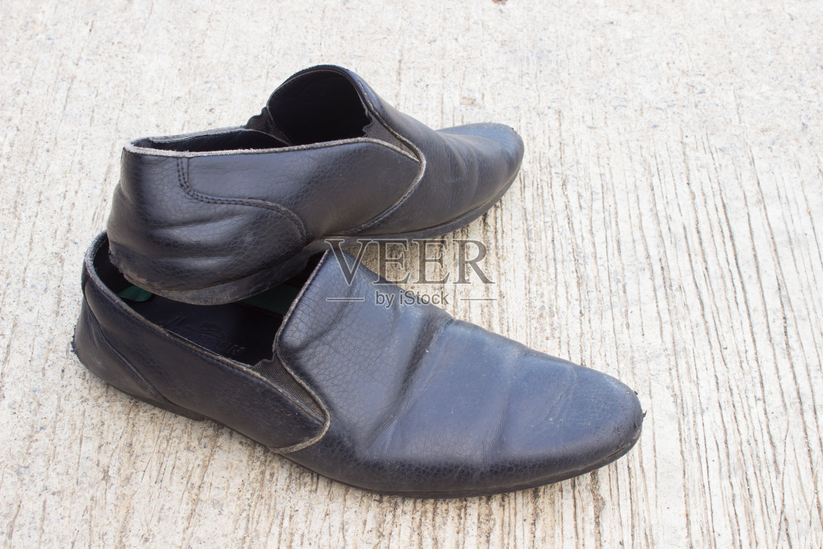 水泥上的黑皮鞋照片摄影图片