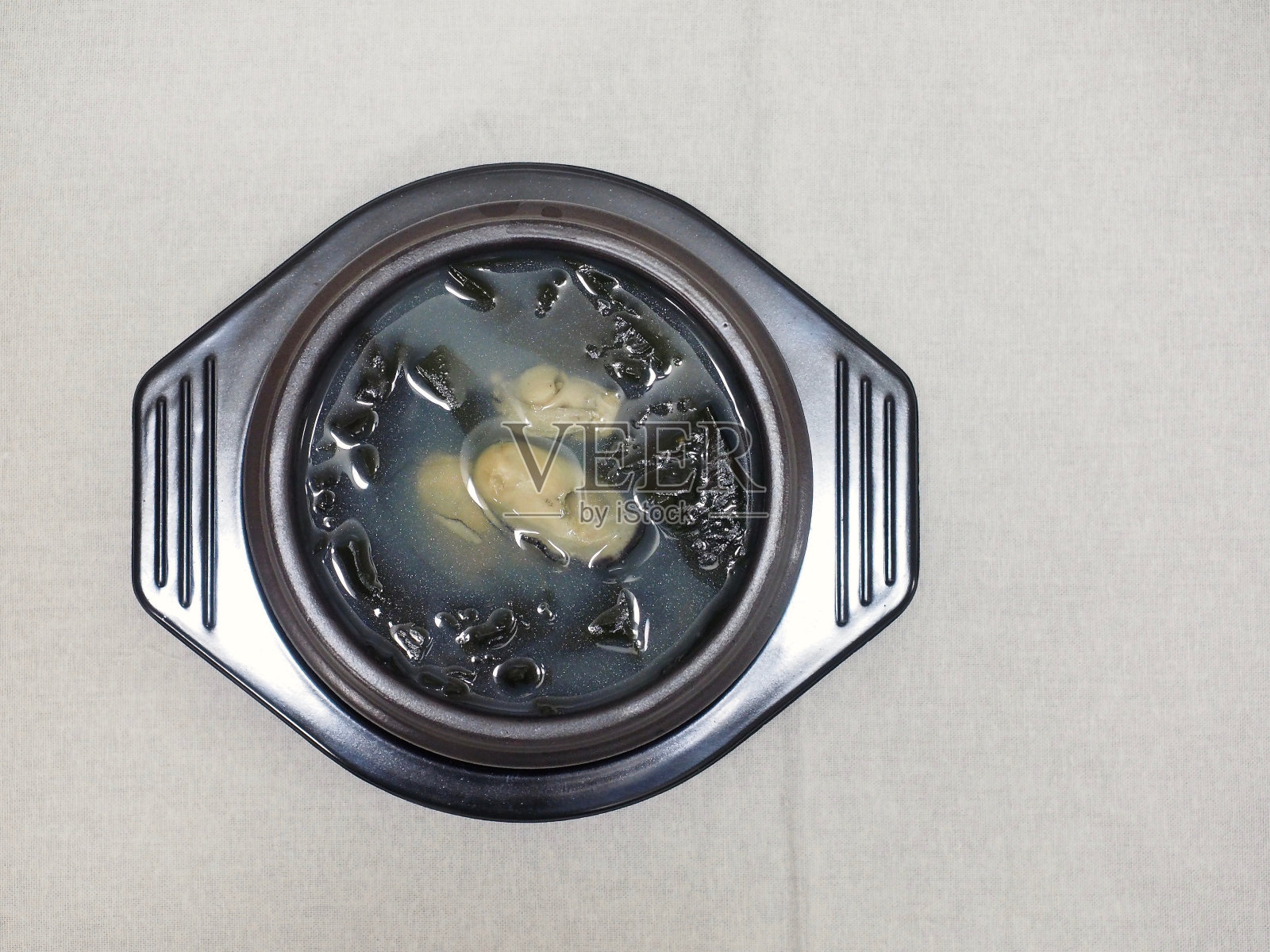 韩国美食牡蛎紫菜汤，美炖锅照片摄影图片