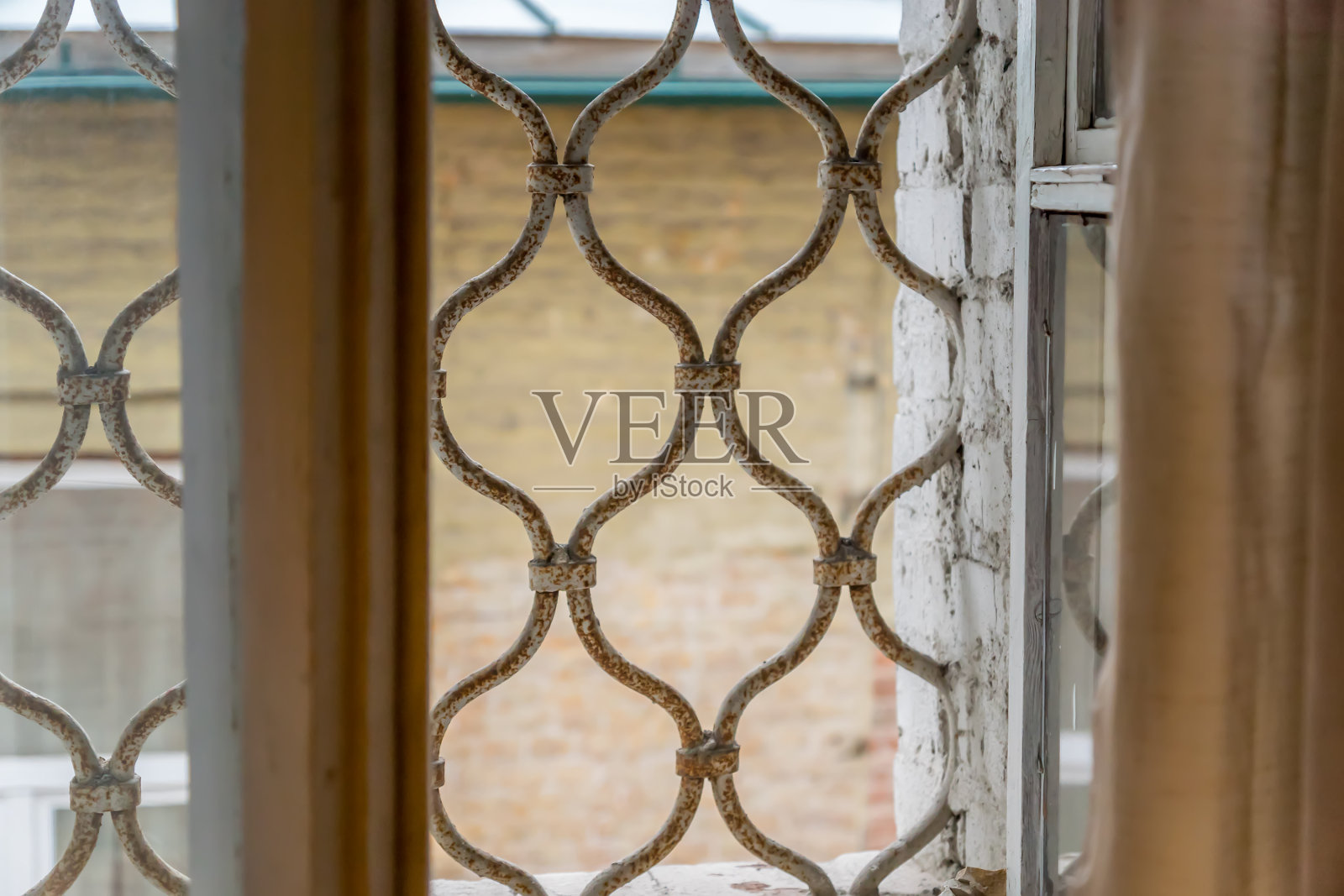 木窗上金属栅格的特写照片摄影图片