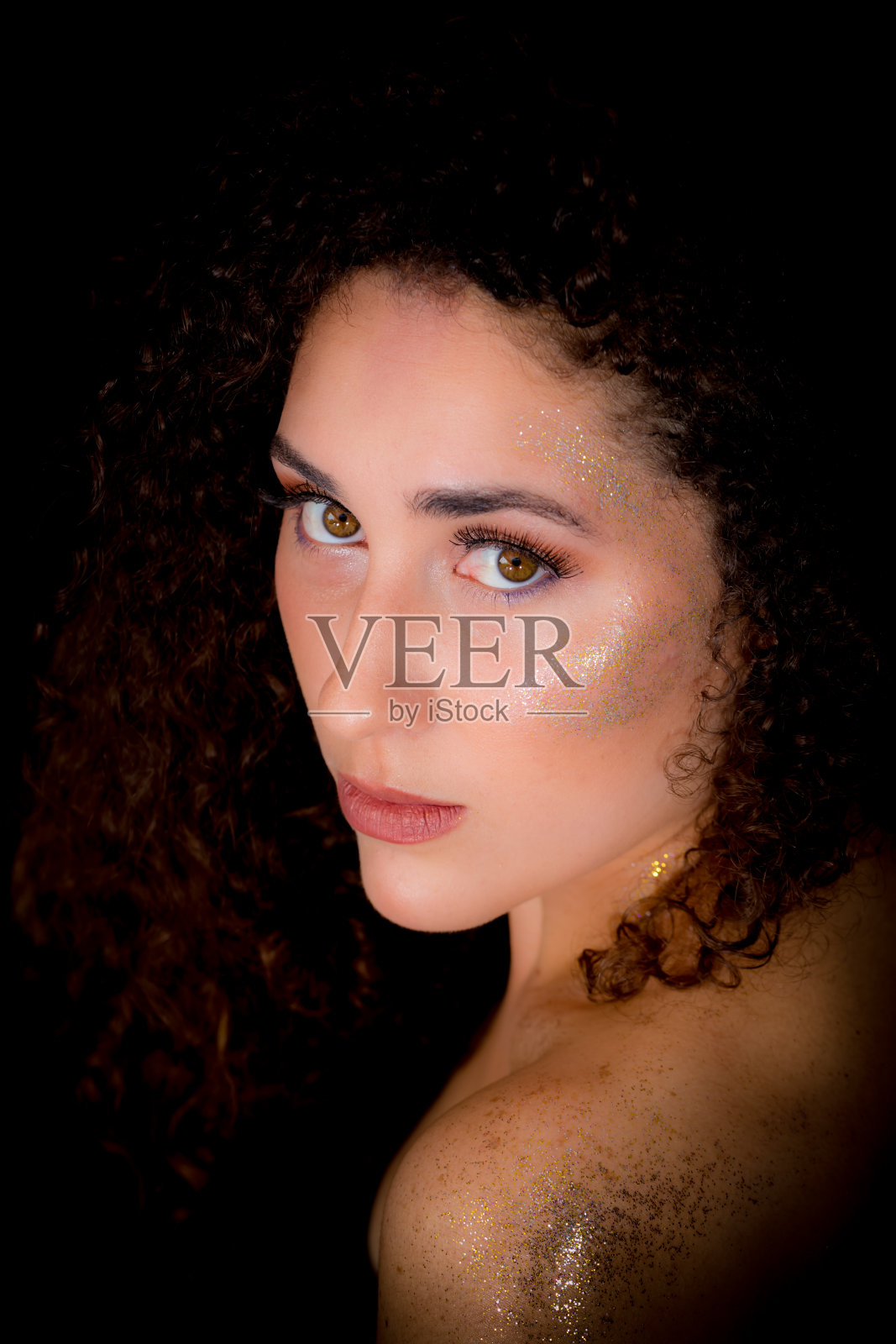 时尚女士特写转过头看照片摄影图片