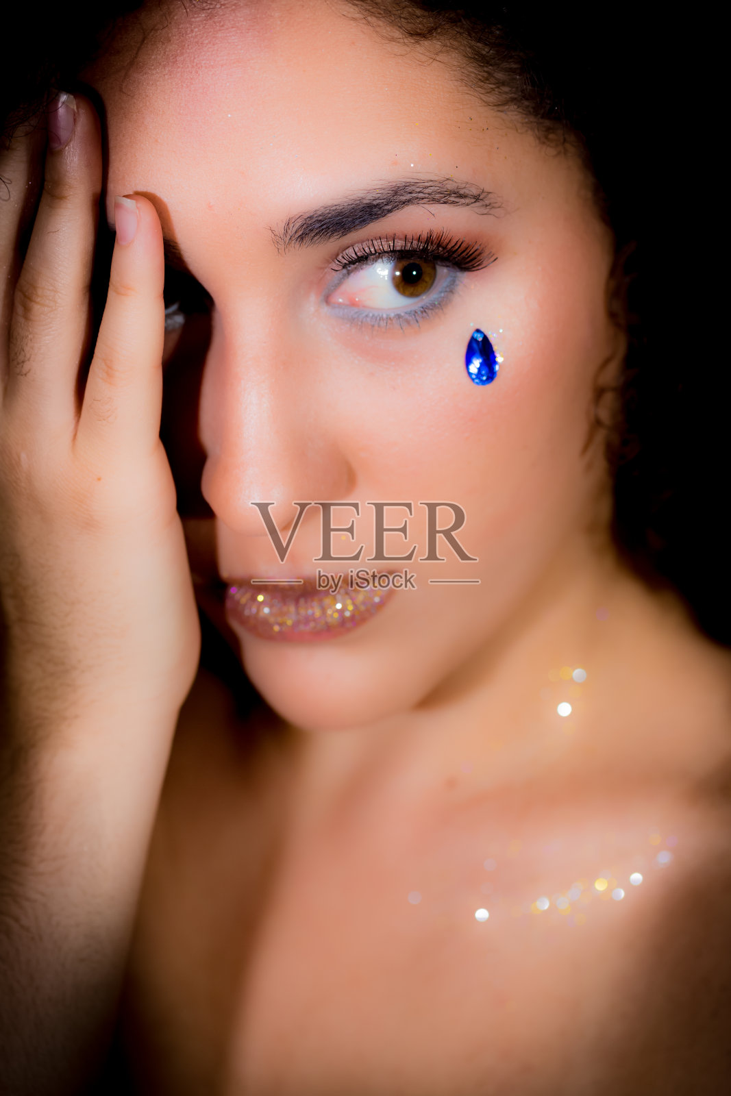 时尚女士特写手在半脸照片摄影图片