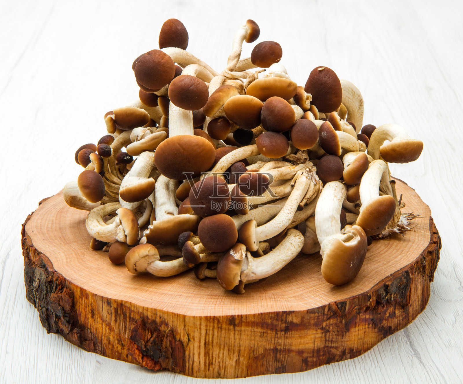 木桌上放蘑菇照片摄影图片