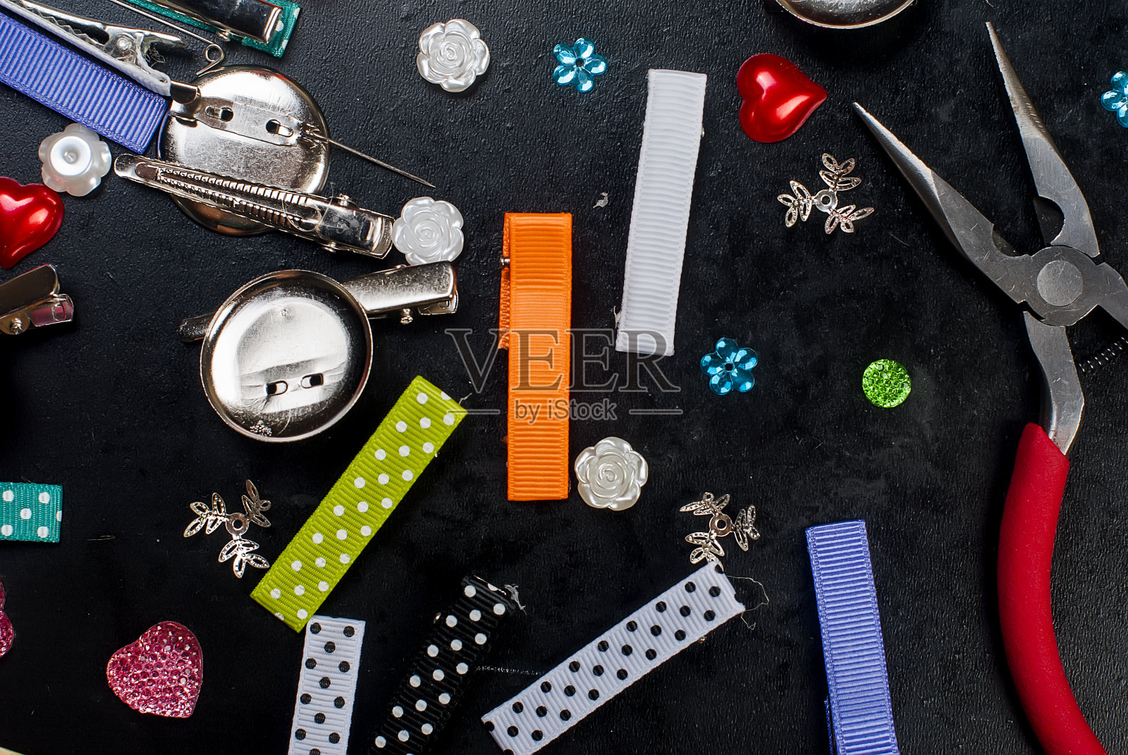 工具与珠子和金属丝的工艺照片摄影图片