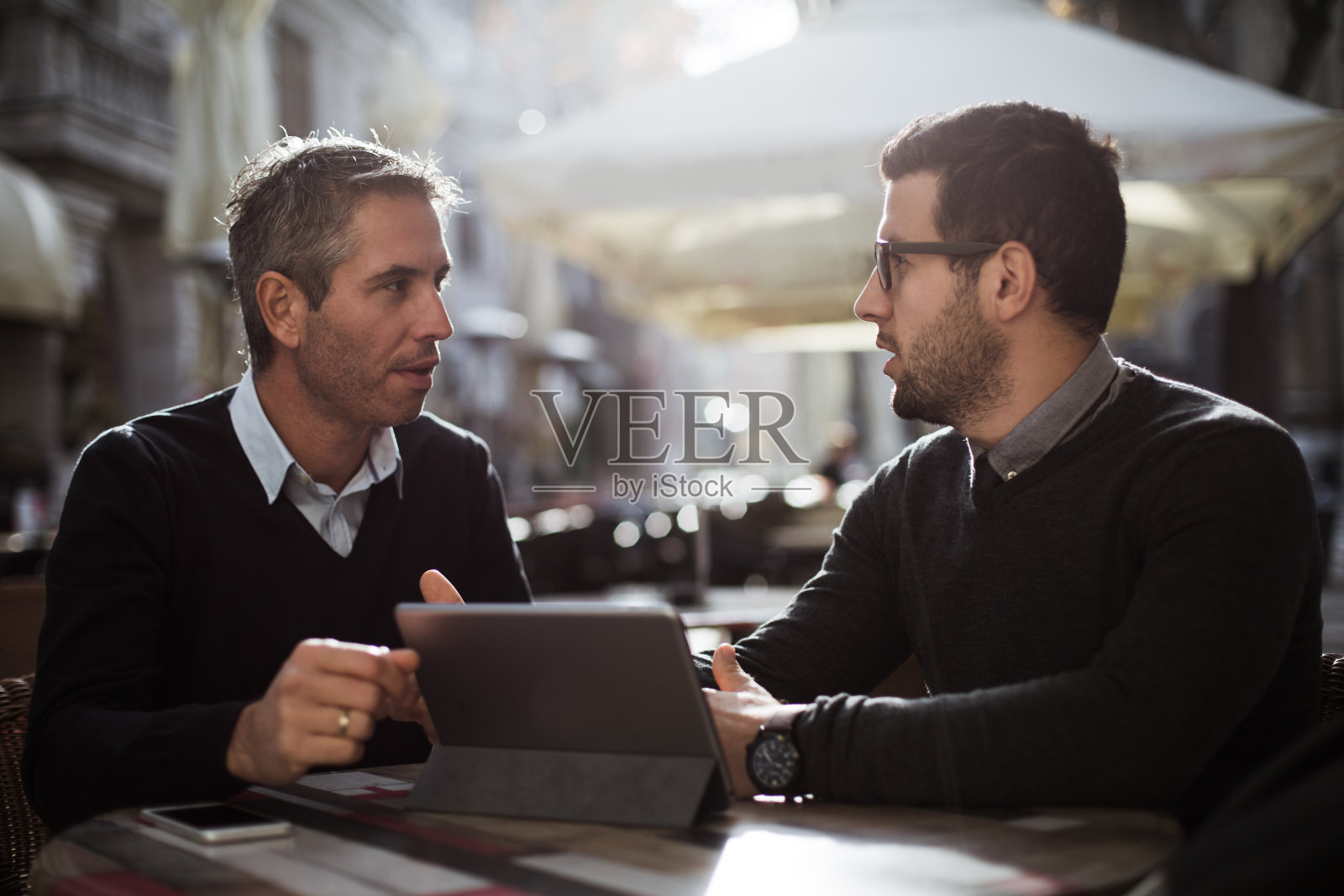 商人们正在喝咖啡休息照片摄影图片