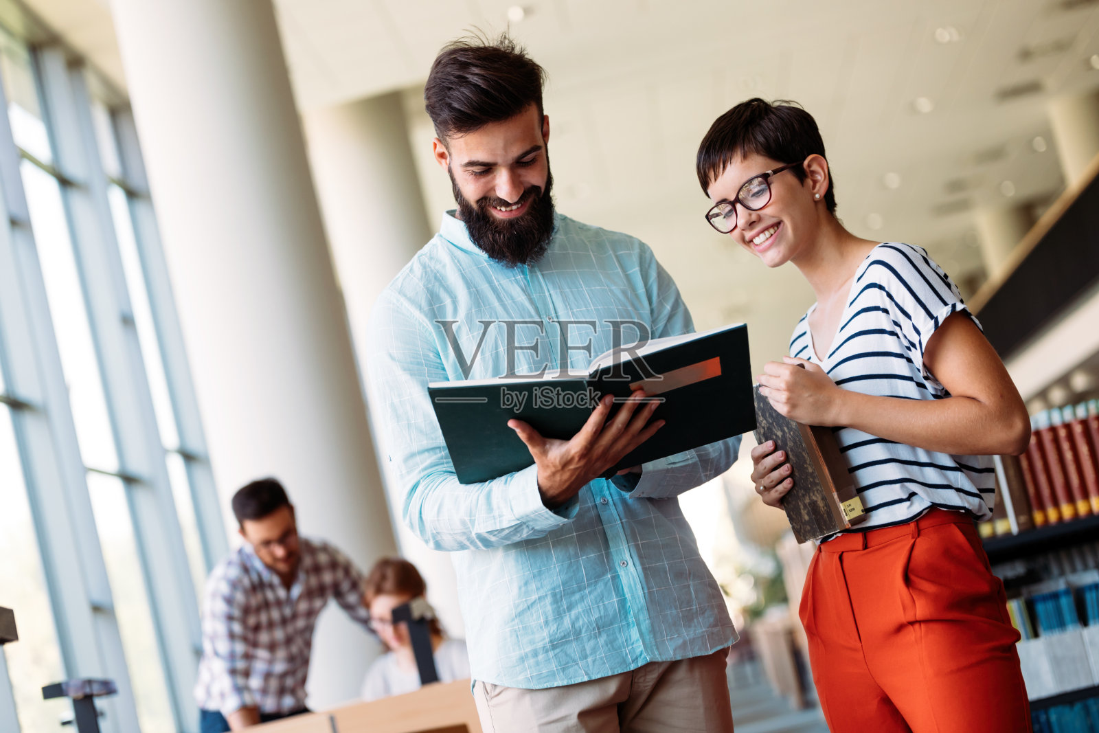 年轻有魅力的学生花时间在图书馆照片摄影图片