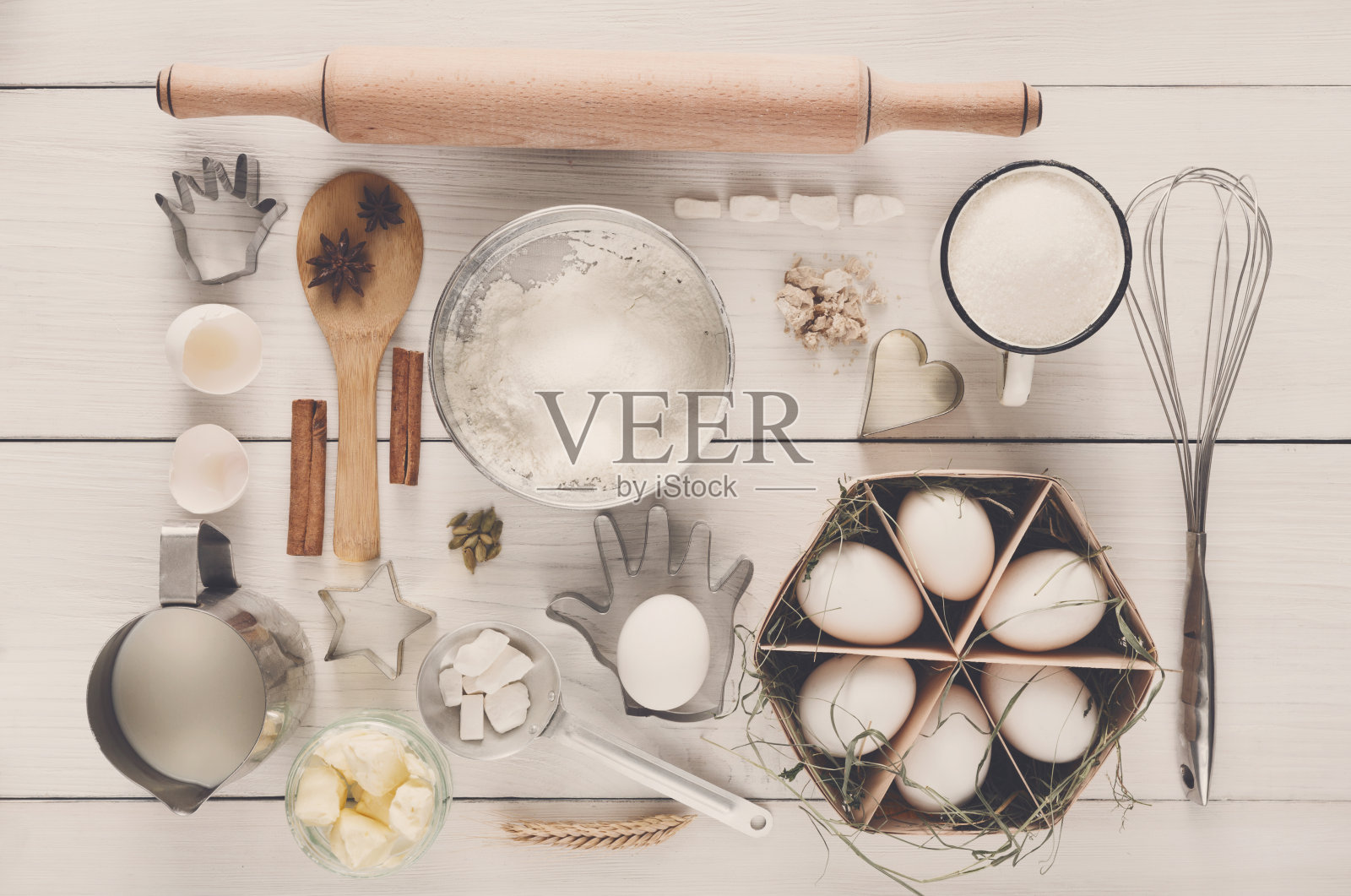 烘烤平铺原料在白色的乡村木材背景照片摄影图片