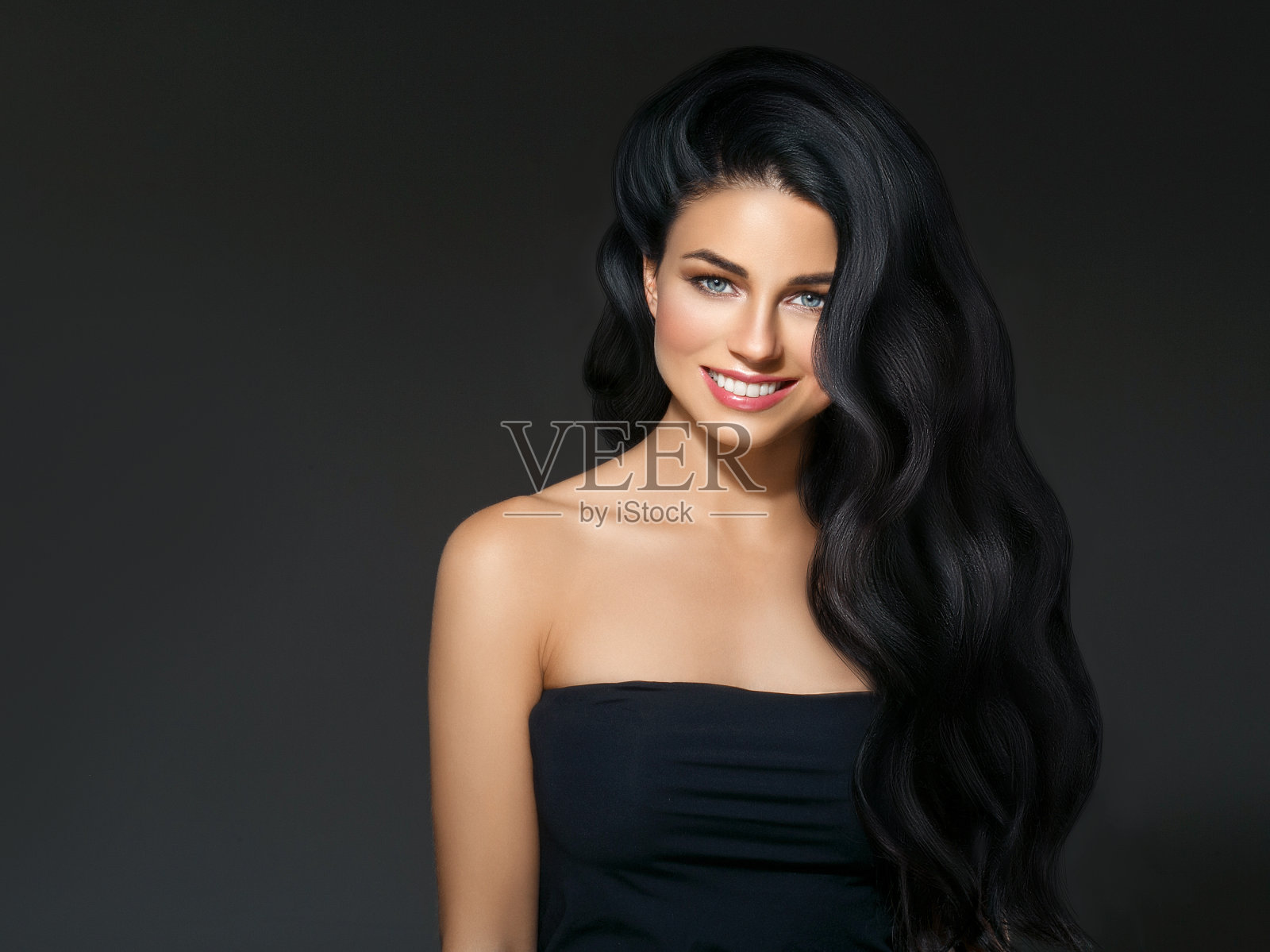 黑色的头发的女人。美丽的黑发发型时尚肖像与美丽的长黑发在黑暗的背景照片摄影图片