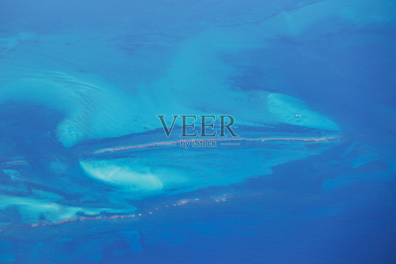 加勒比海的航空摄影。从飞机上俯瞰墨西哥坎昆市。美丽的海洋，加勒比海。鸟瞰图Isla Mujeres照片摄影图片