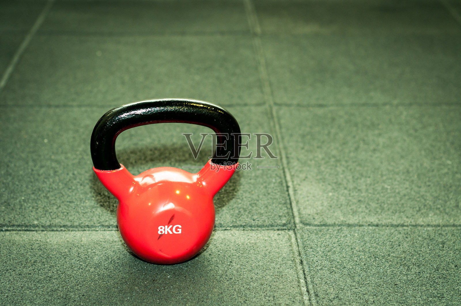 黑色健身房地板上的壶铃重量，有选择性的聚焦和胶片纹理照片摄影图片