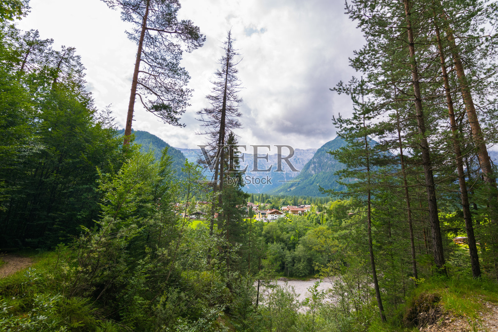在一个阴云密布的日子里，在欧洲奥地利蒂罗尔的阿钦湖(阿钦湖)、阿钦山谷、卡文德尔和勃兰登堡阿尔卑斯山徒步旅行照片摄影图片