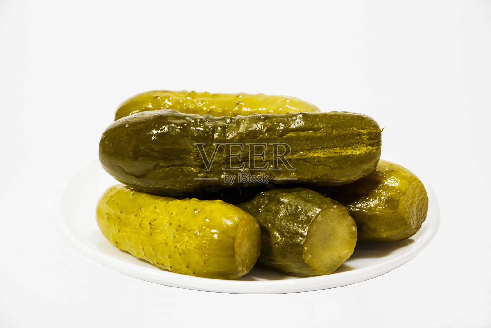 白色背景上的腌黄瓜。照片摄影图片