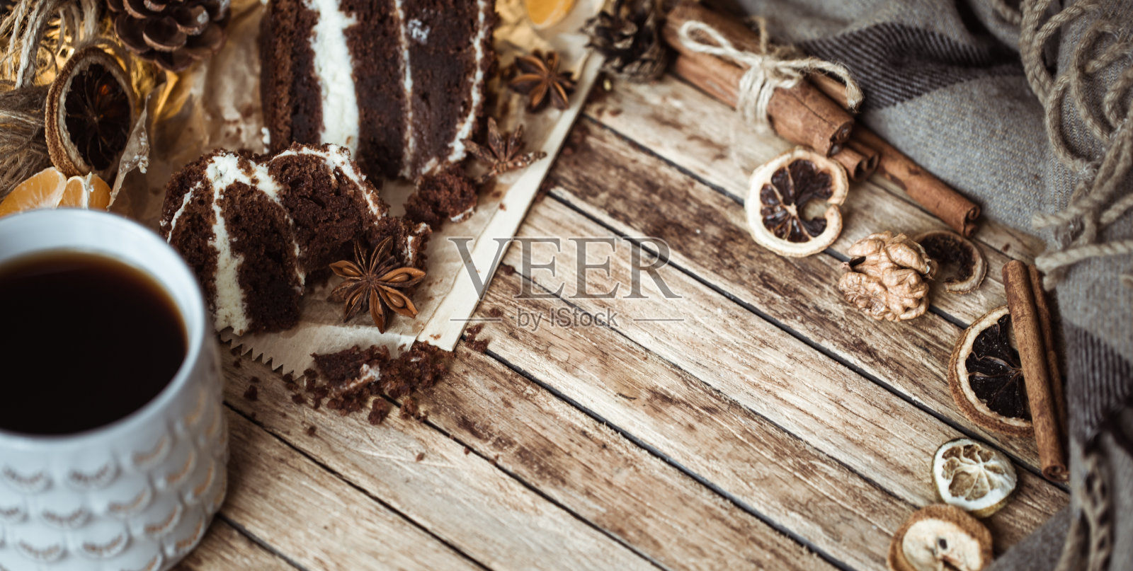 一杯舒适的茶和一块蛋糕照片摄影图片