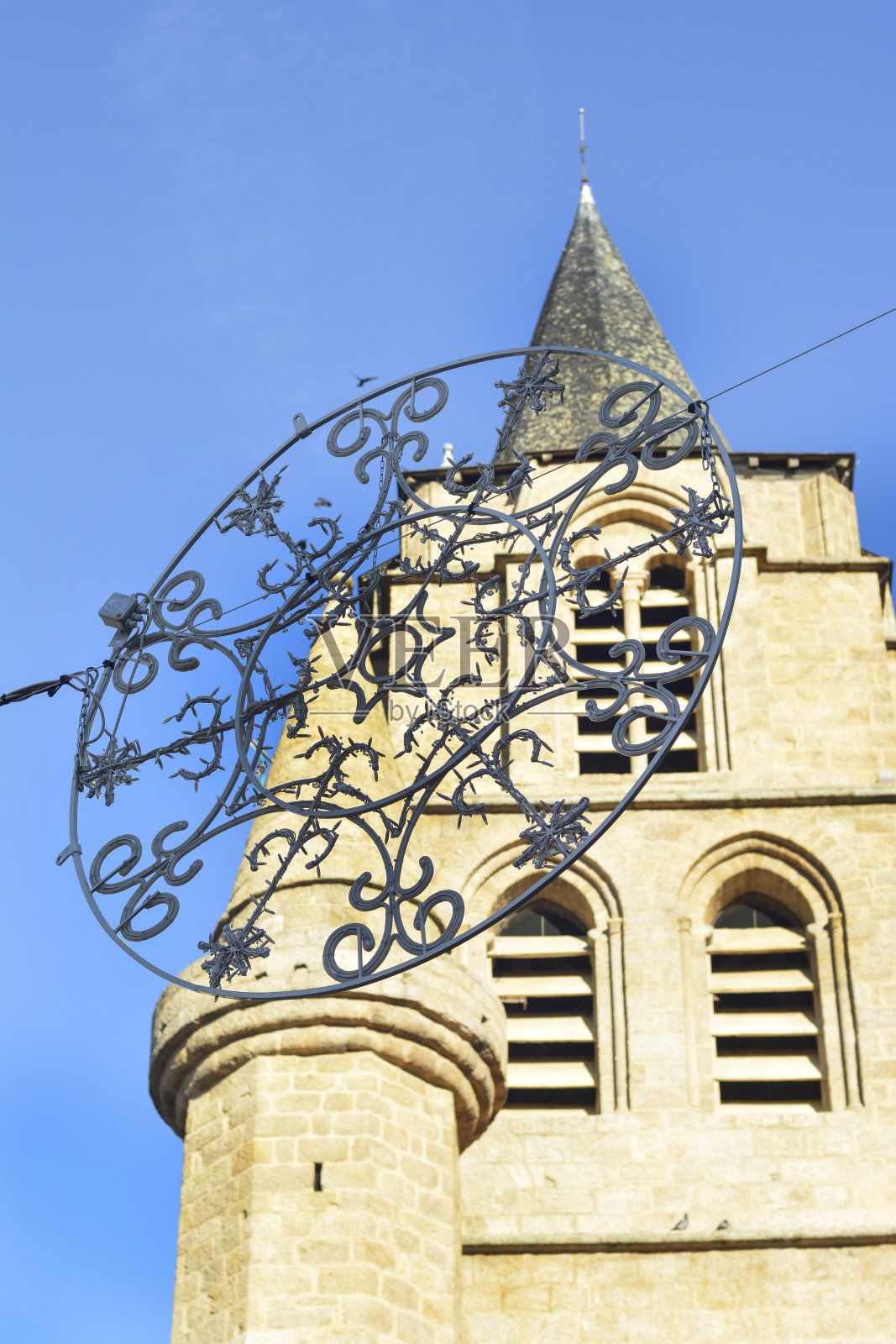 挂在历史教堂背景上的圣诞装饰照片摄影图片