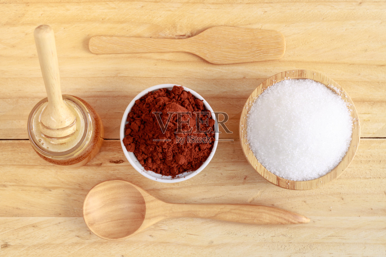 木桌上的木碗和陶瓷碗里的可可，俯视图照片摄影图片