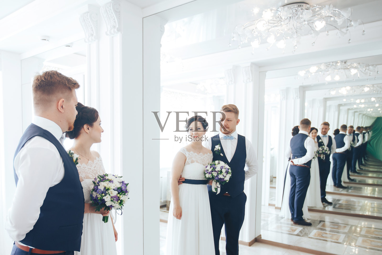 两面镜子之间的新婚夫妇照片摄影图片