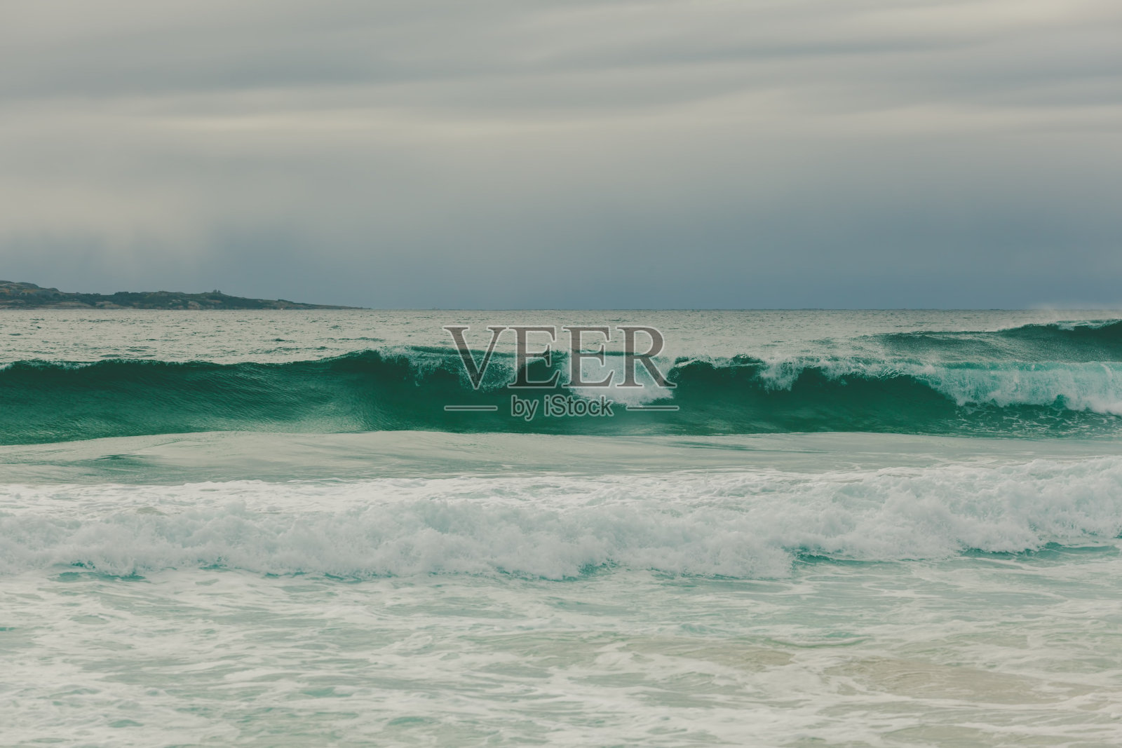打破美丽的海浪-极简主义景观，只有海洋和天空与复制空间照片摄影图片