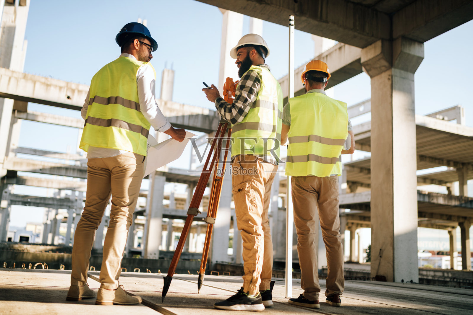 在建筑工地工作的建筑工程师队伍照片摄影图片