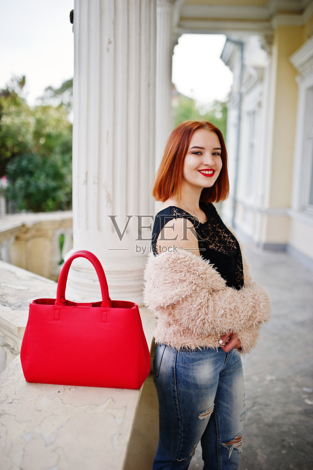 红头发的女孩照片摄影图片