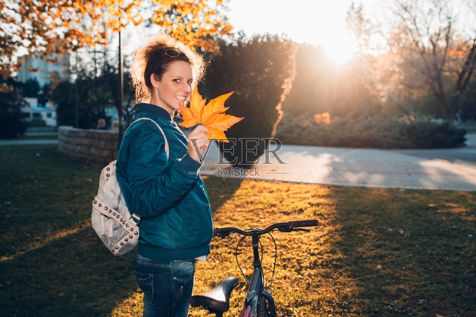 秋天公园里的小女孩照片摄影图片