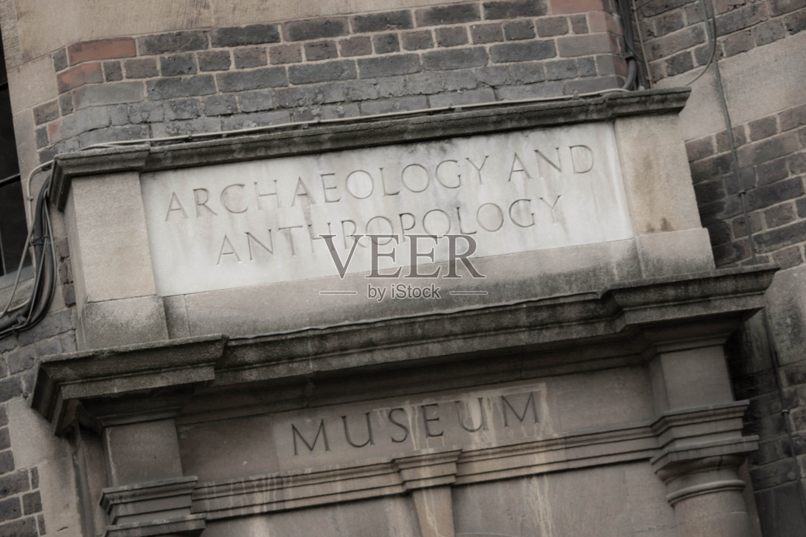 英国剑桥人类学和考古学博物馆的入口牌匾照片摄影图片