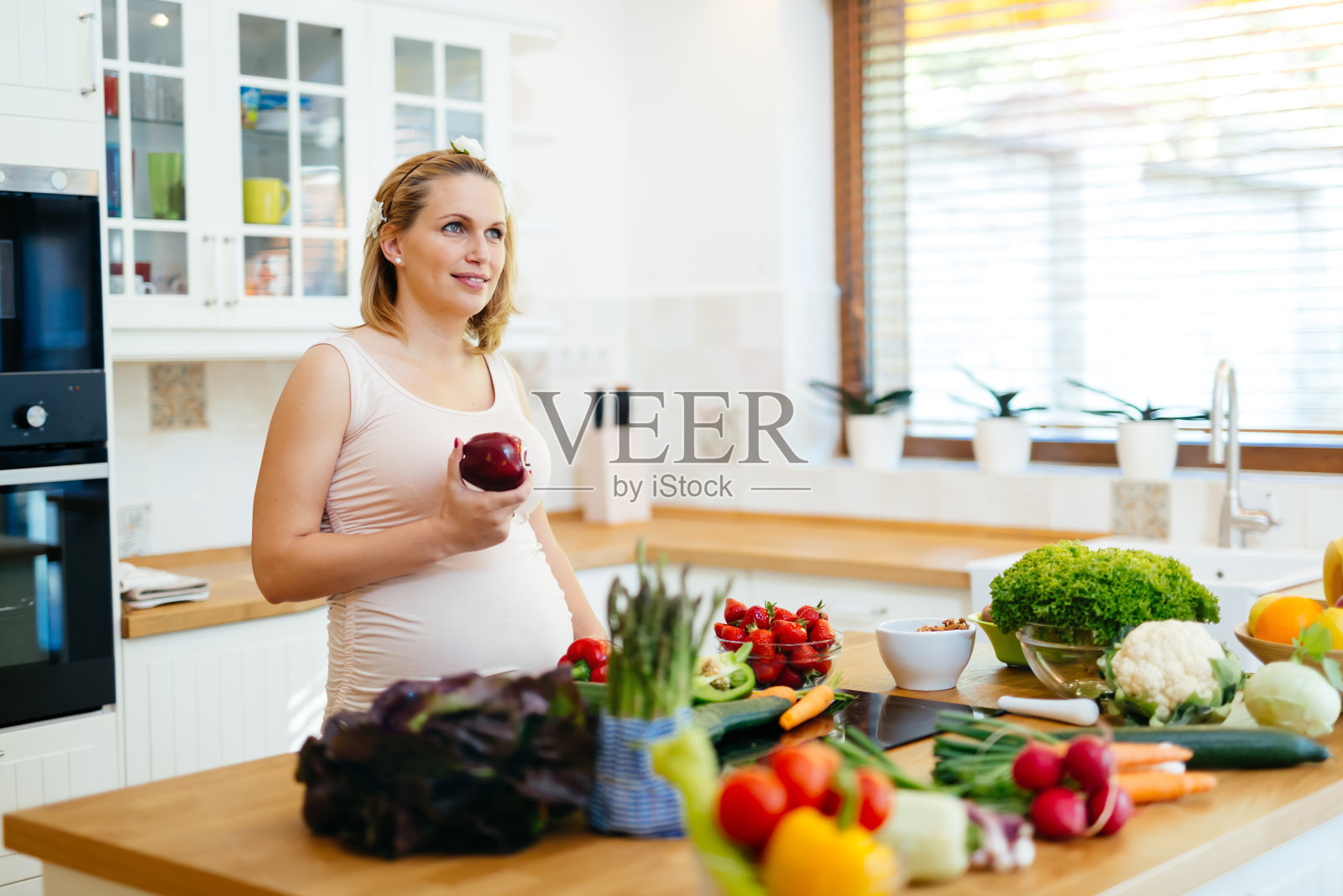 孕妇的健康饮食照片摄影图片