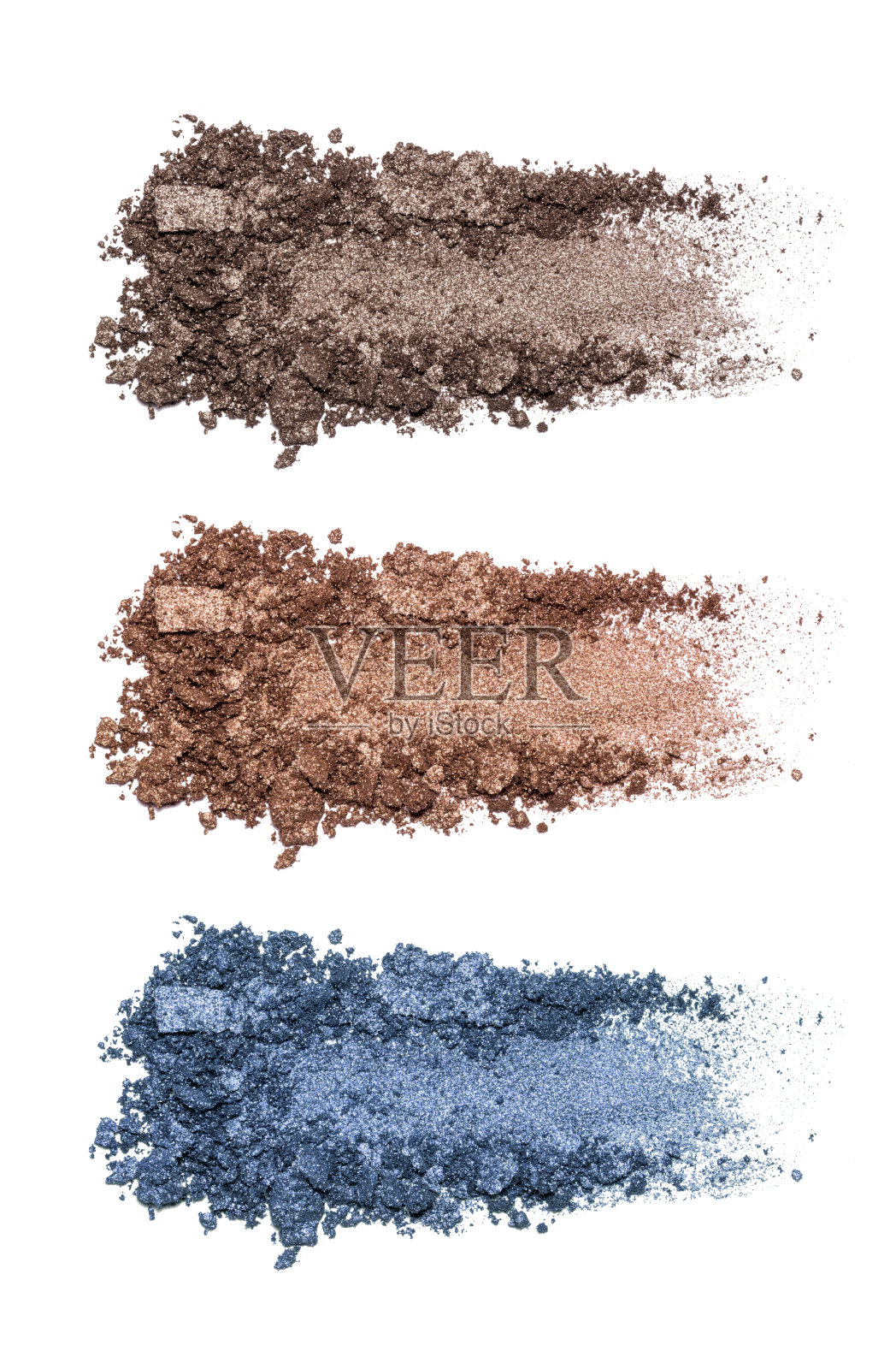 在白色背景上孤立的一组眼影样本。破碎的棕色和蓝色金属眼影照片摄影图片