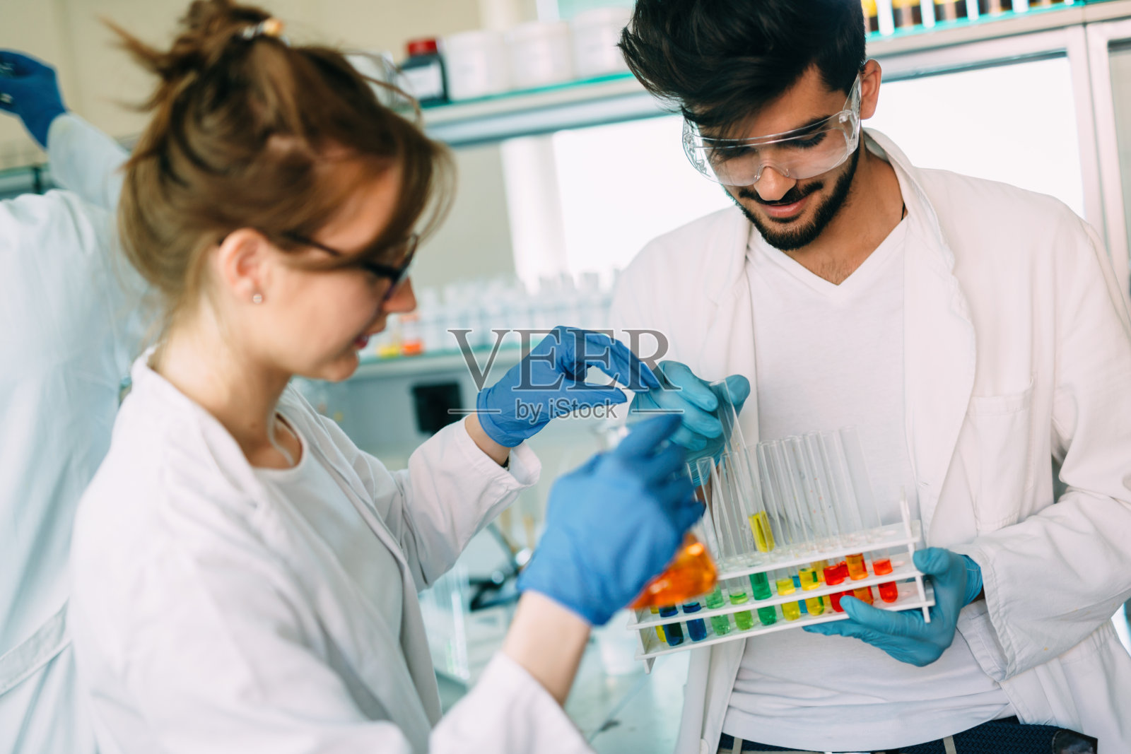 年轻的化学学生在实验室工作照片摄影图片