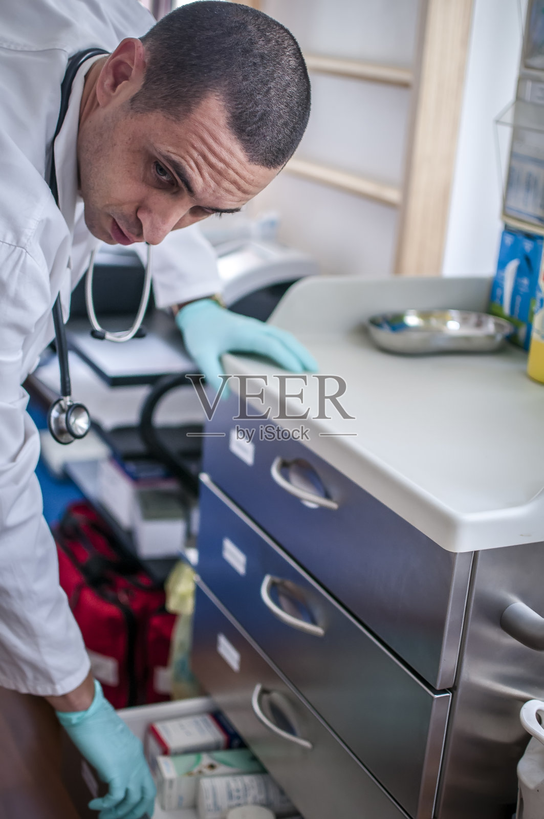 医生准备注射疫苗的注射器照片摄影图片