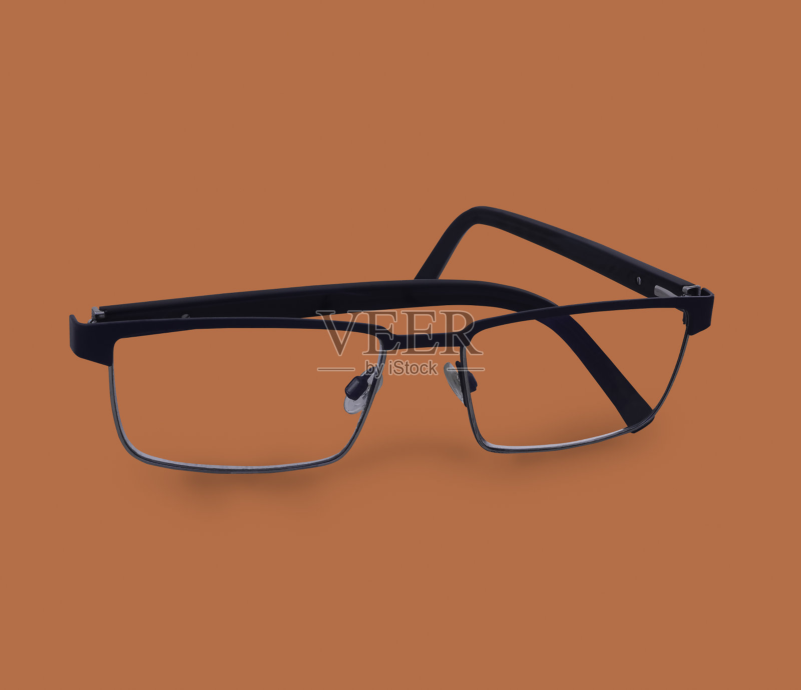 一副白色背景的眼镜。照片摄影图片