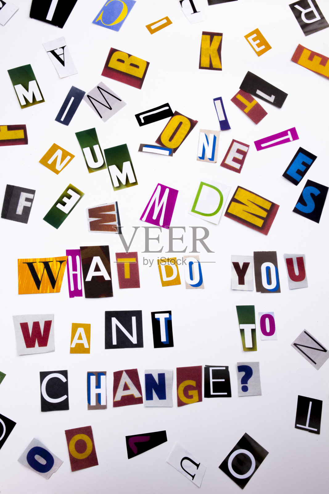 “你需要改变什么”概念文字，由杂志报纸字母拼成，白色背景，带复制空间照片摄影图片