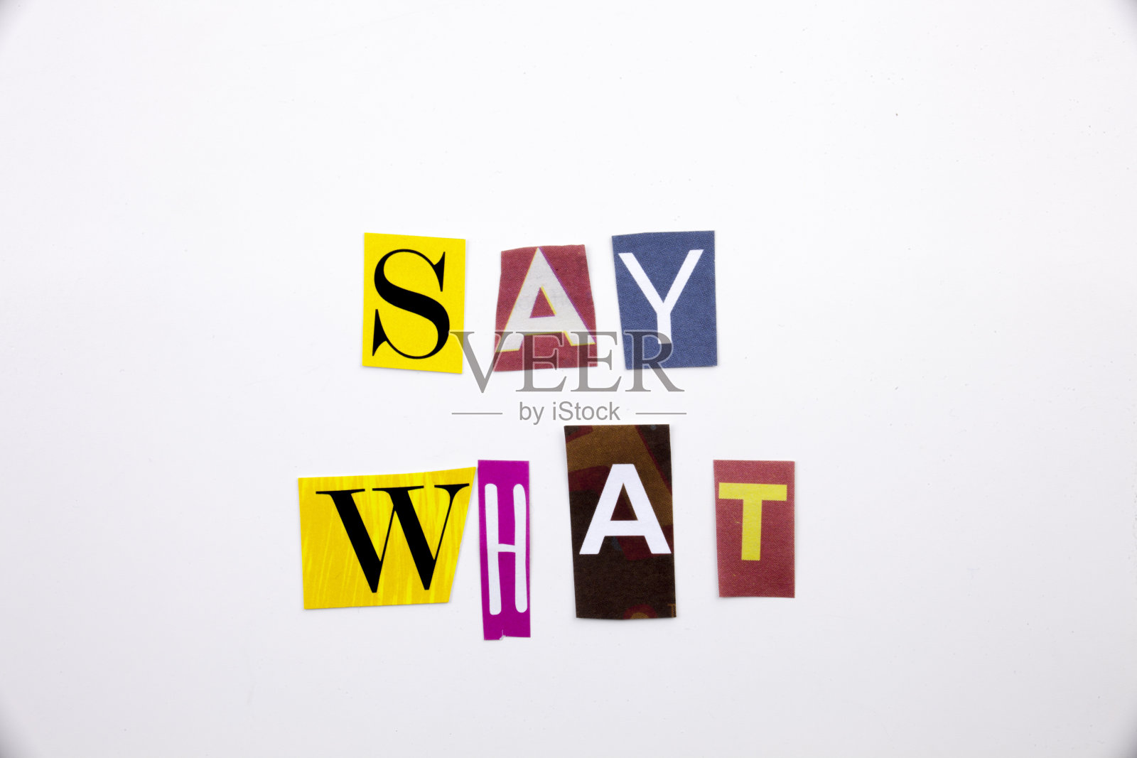 以不同的杂志、报纸、商业信件为例，在白色的背景和空白的空间上，用一个词写一段文字，显示说什么问题的概念照片摄影图片