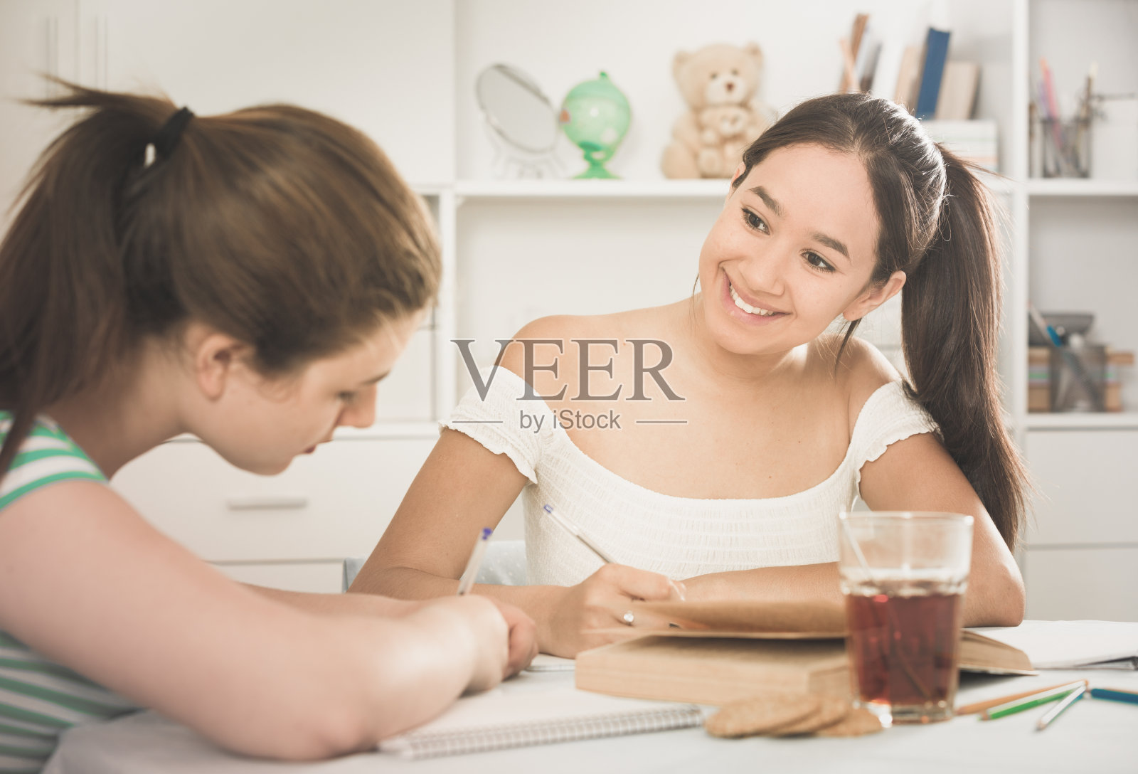 在家学习的少女们照片摄影图片