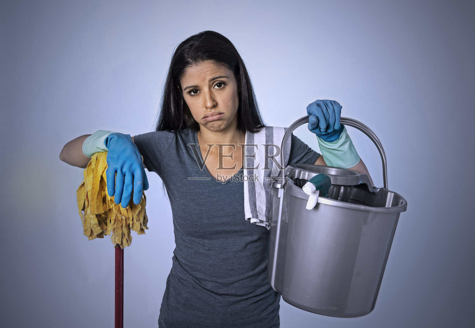 年轻迷人和愤怒的拉丁运动女人在战斗和踢拳击训练锻炼投掷侵略性踢攻击孤立的白色背景照片摄影图片