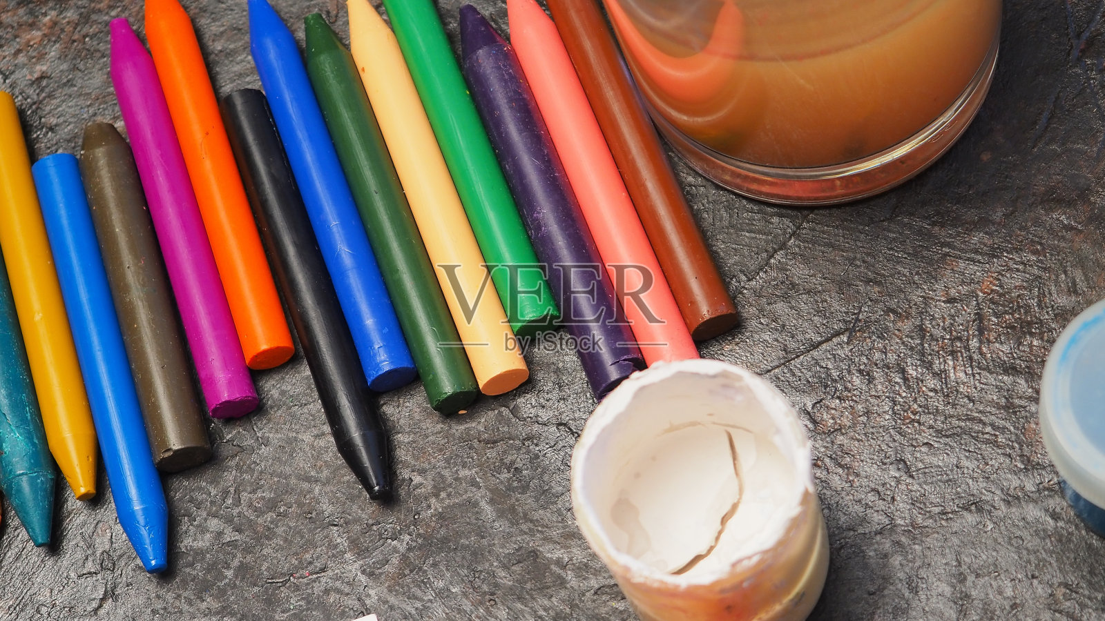 蜡笔和丙烯酸颜料照片摄影图片