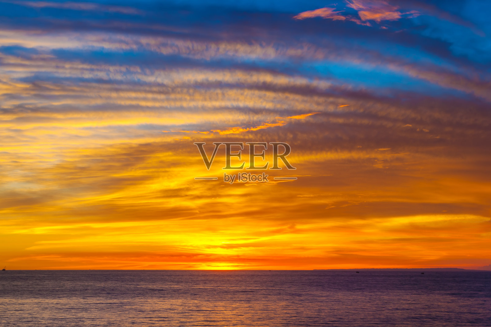 日落时分在印尼巴厘岛南库塔。照片摄影图片