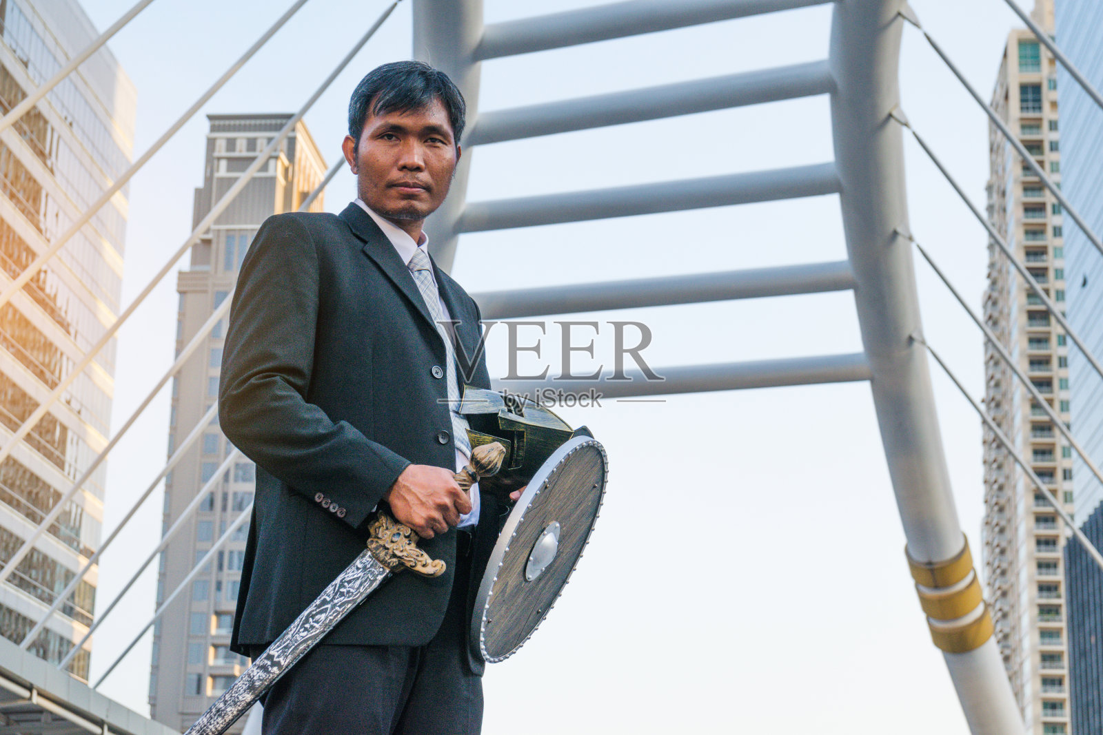 骑士商人戴头盔和钢剑。照片摄影图片