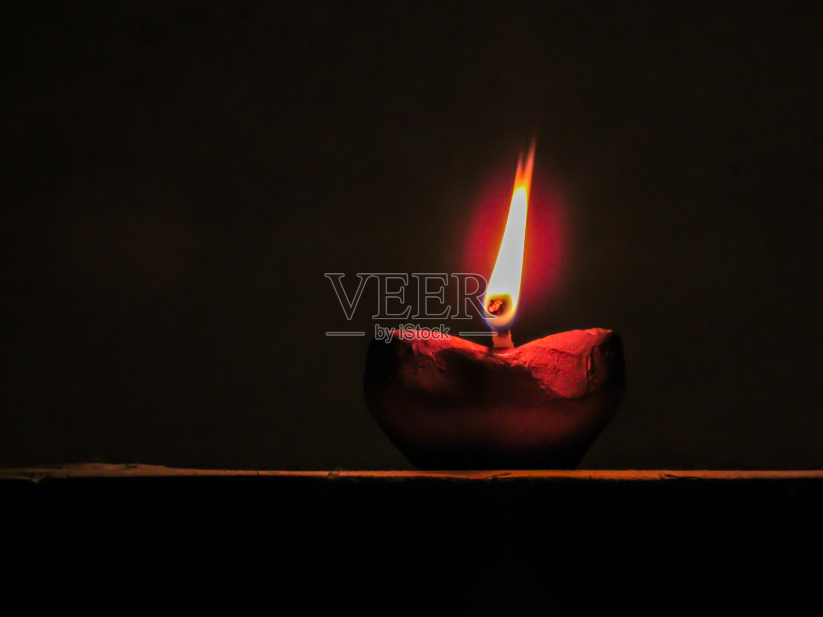 点燃迪亚灯。粘土迪亚。传统节日排灯节。照片摄影图片