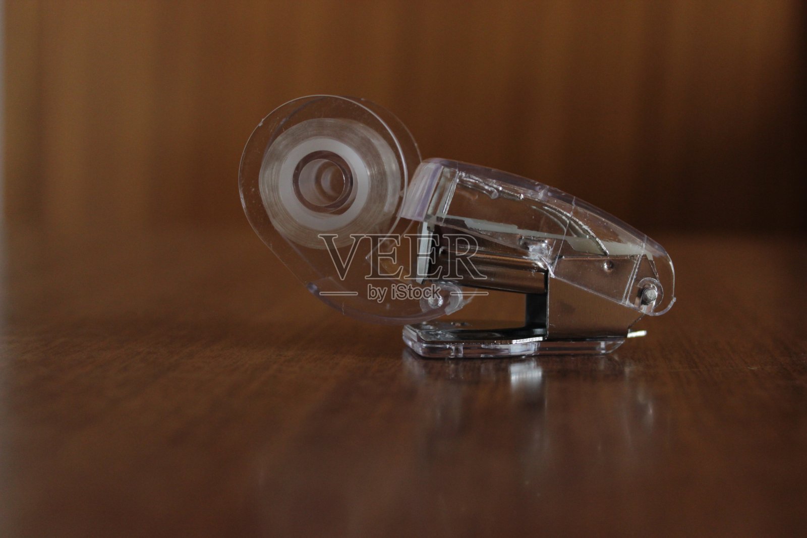 口袋套一个纸订书机和透明胶带照片摄影图片