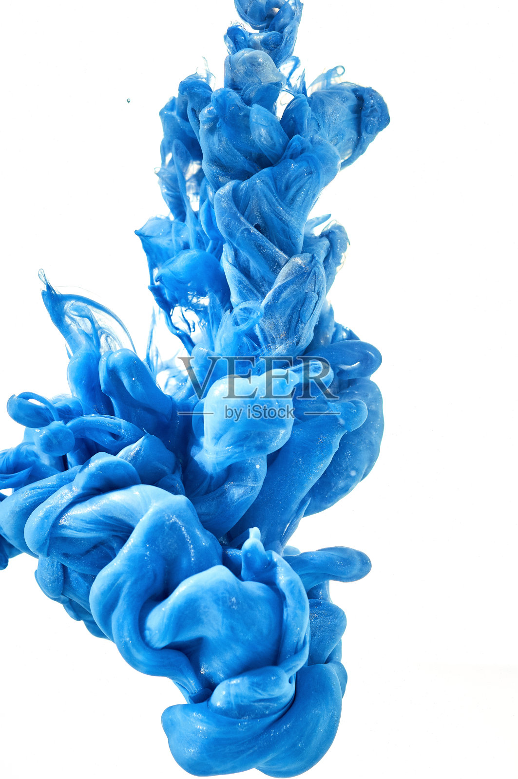 溅起蓝色金属漆。墨水在水里照片摄影图片