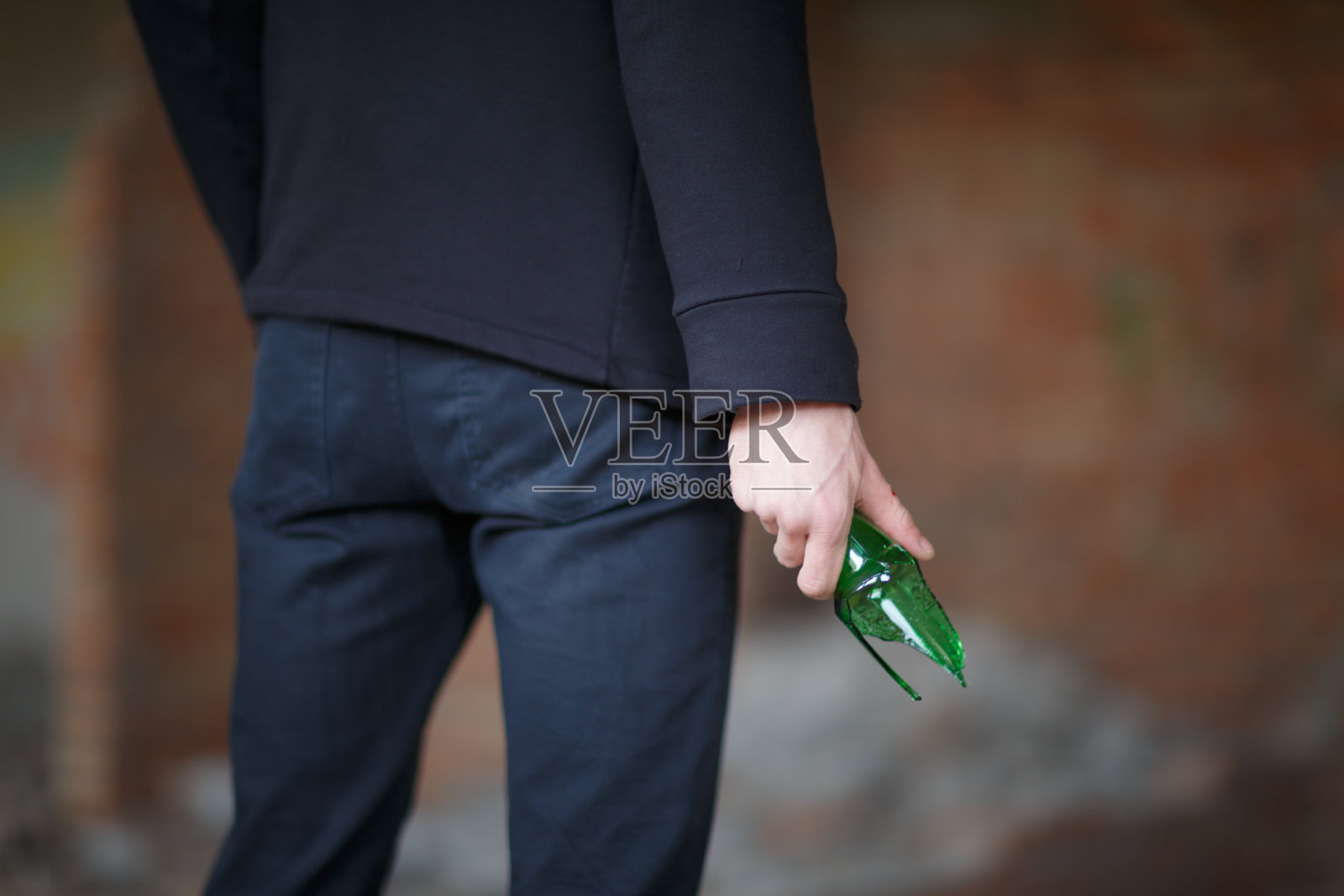 他手里拿着一个破啤酒瓶当武器照片摄影图片