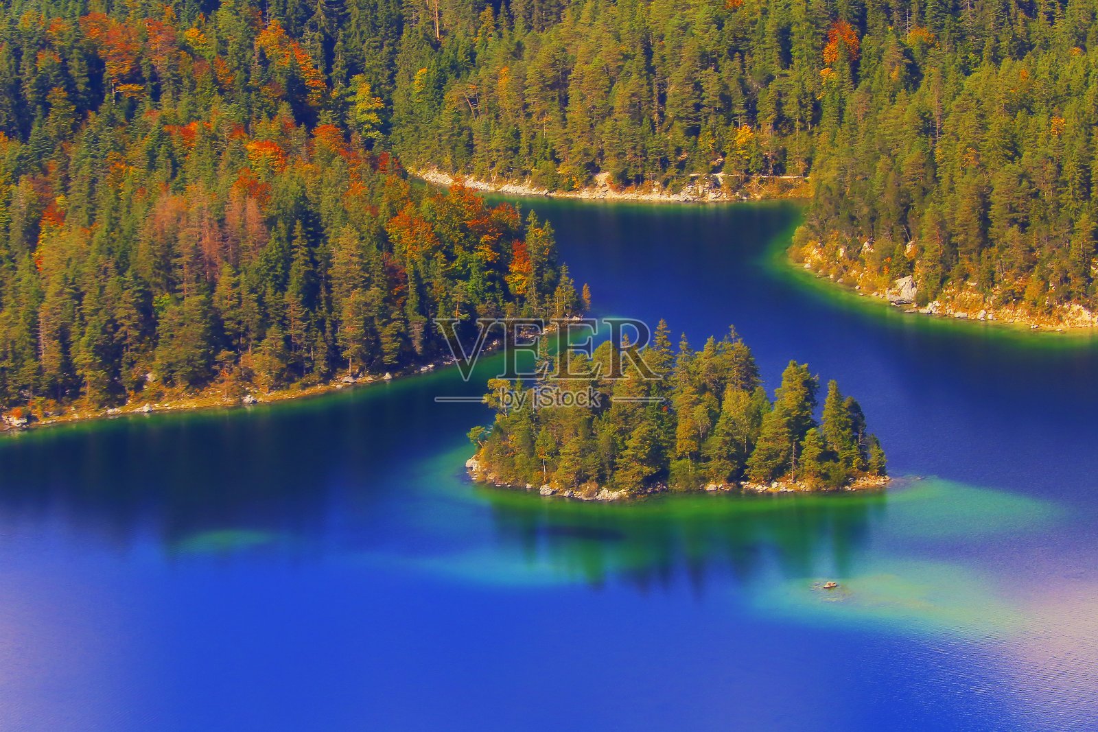 鸟瞰图美丽的田园诗般的Eibsee高山绿松色湖泊反射在金色的日出，从上面的Zugspitze山峰-戏剧性和雄伟的风景在巴伐利亚阿尔卑斯，金色的秋天-加米施，巴伐利亚，德国照片摄影图片