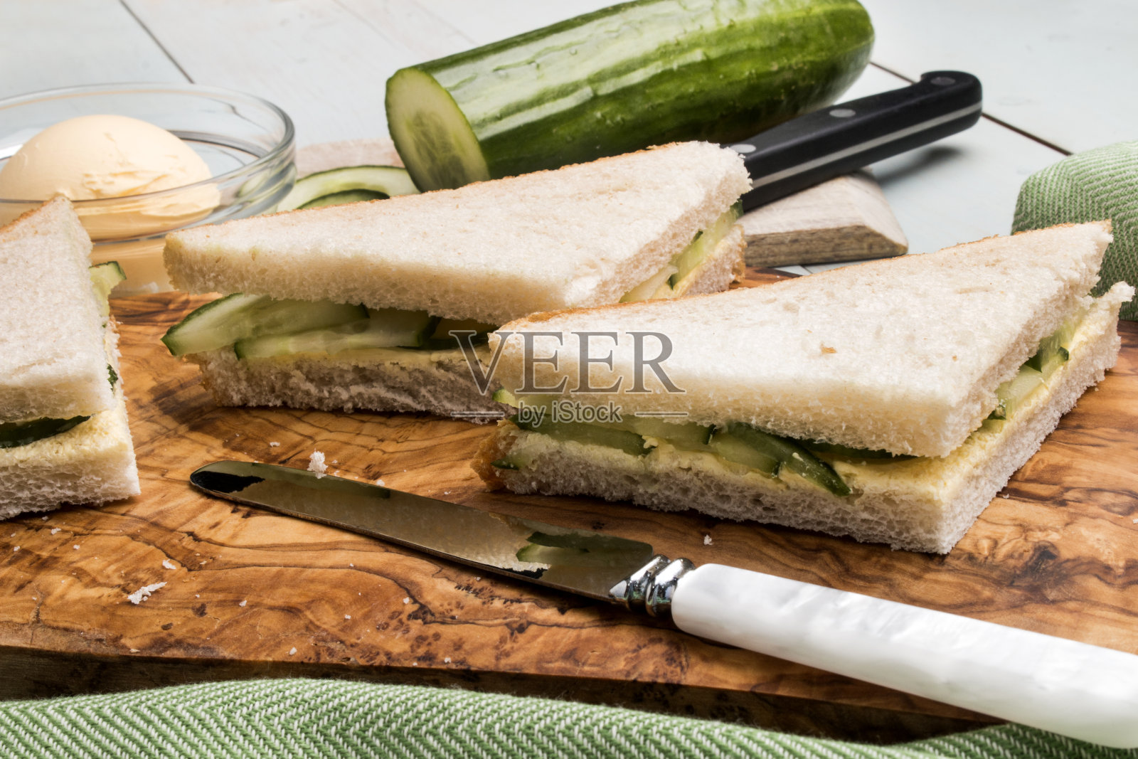 新鲜制作的黄瓜三明治放在木板上照片摄影图片
