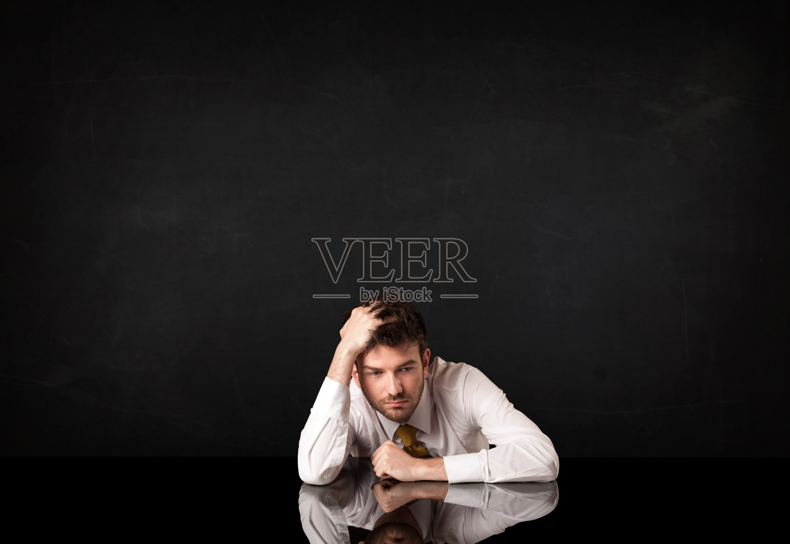 坐在办公桌前的商人照片摄影图片