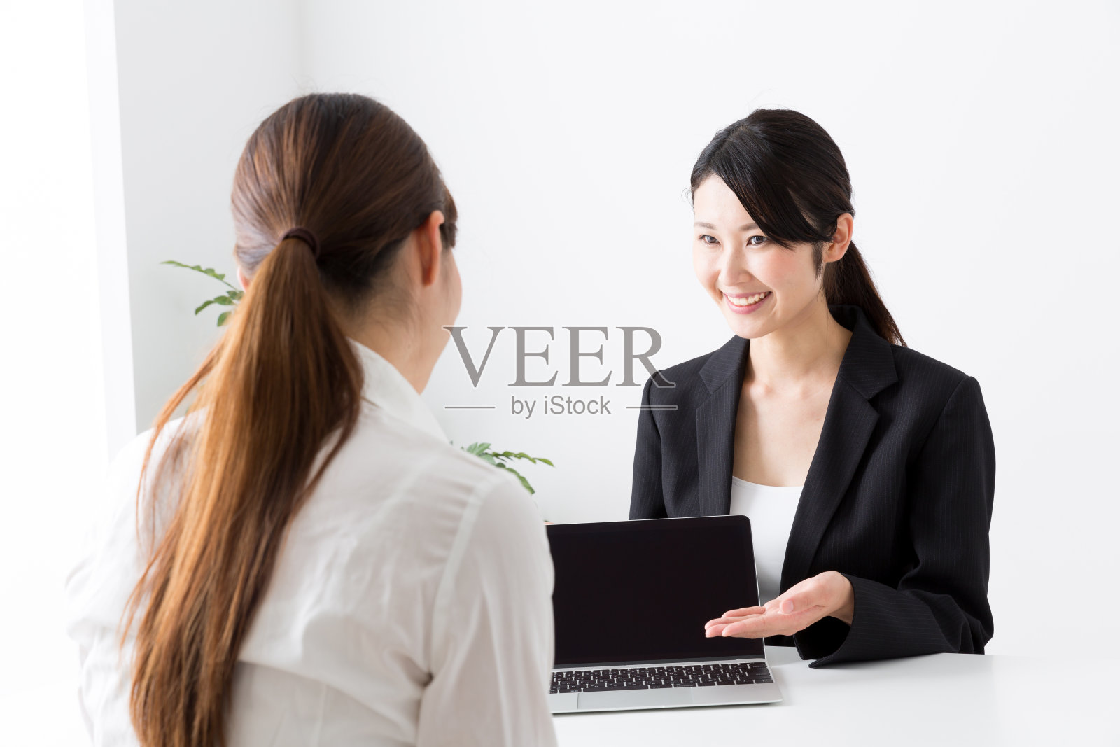 在办公室里讲话的亚洲女商人照片摄影图片