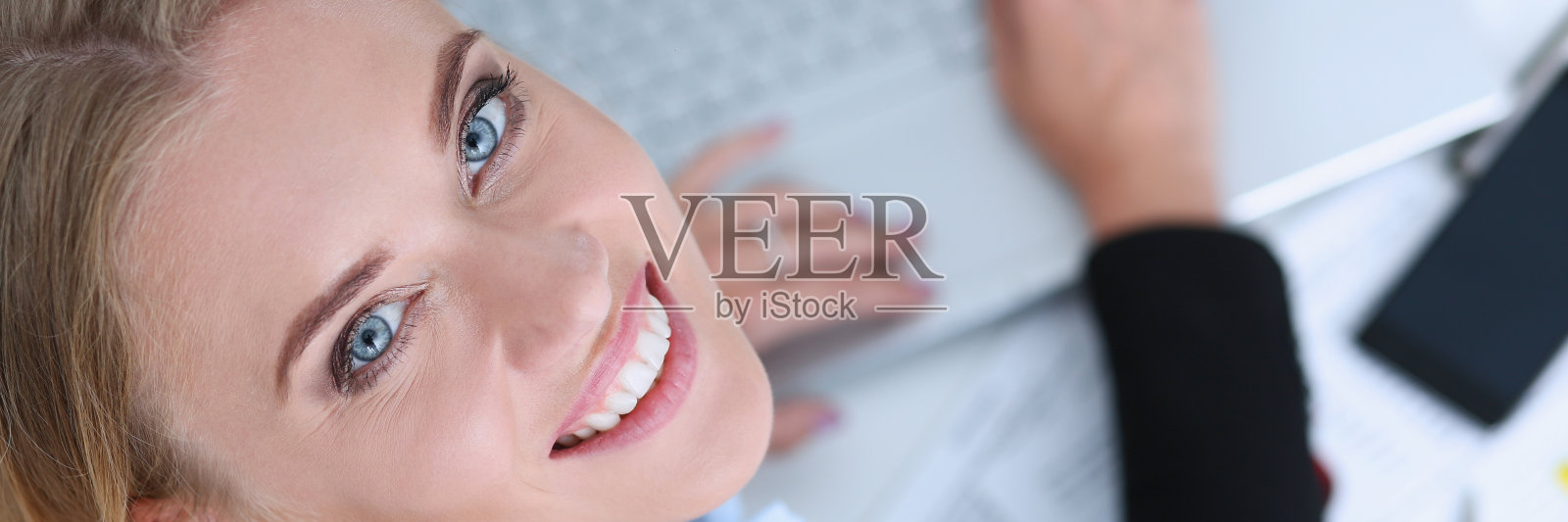 美丽微笑的女商人肖像在工作场所照片摄影图片