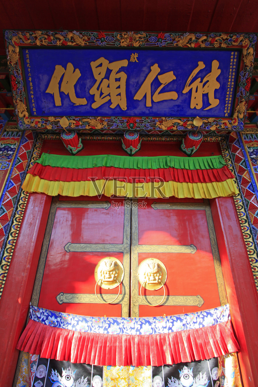 2015年2月5日，中国内蒙古自治区呼和浩特市，西里图召喇嘛庙的主会馆红门和牌坊照片摄影图片