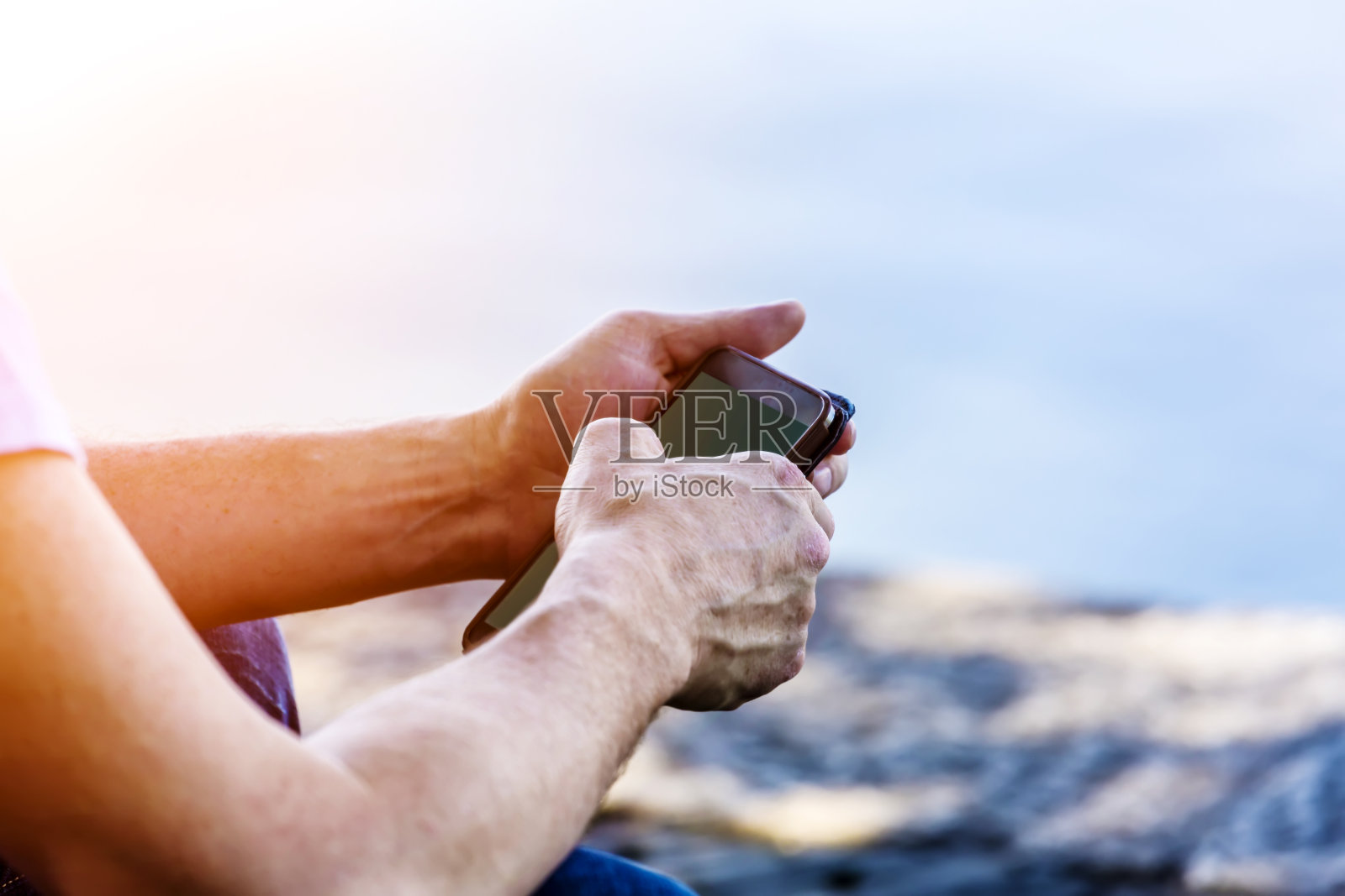 手持手机自定时器照片摄影图片