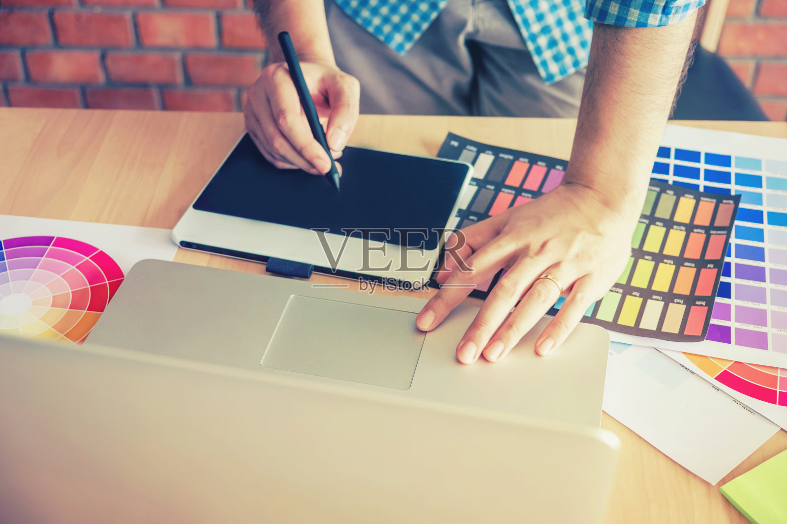 平面设计师绘制在工作场所的图形平板电脑照片摄影图片